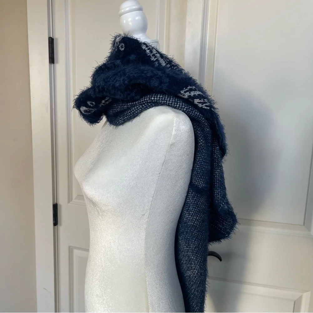 Cashmere Blend, Reversible Navy and White Paisley Print Poncho - Picture 7 of 9